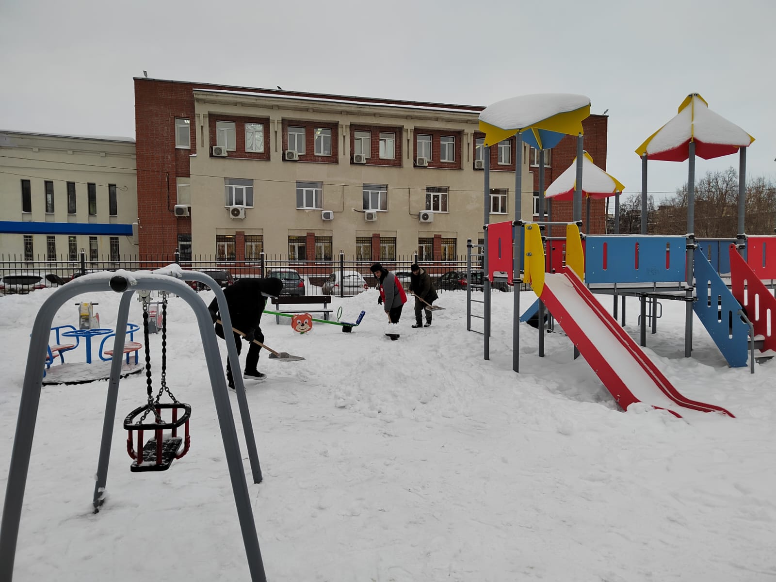 ГЖИ выявила более 800 нарушений, связанных с уборкой снега на придомовых территориях - фото 1